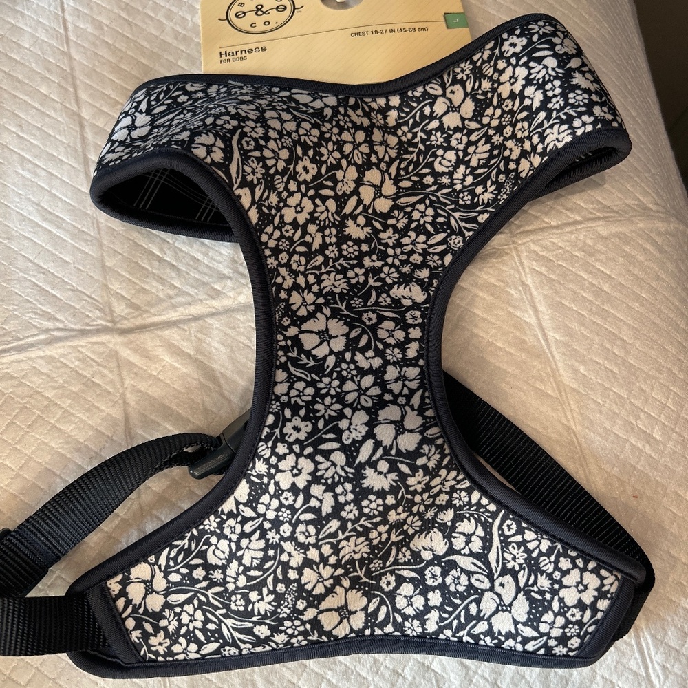 Bond & co Daisy harness reversible. 39.99 Nwts large